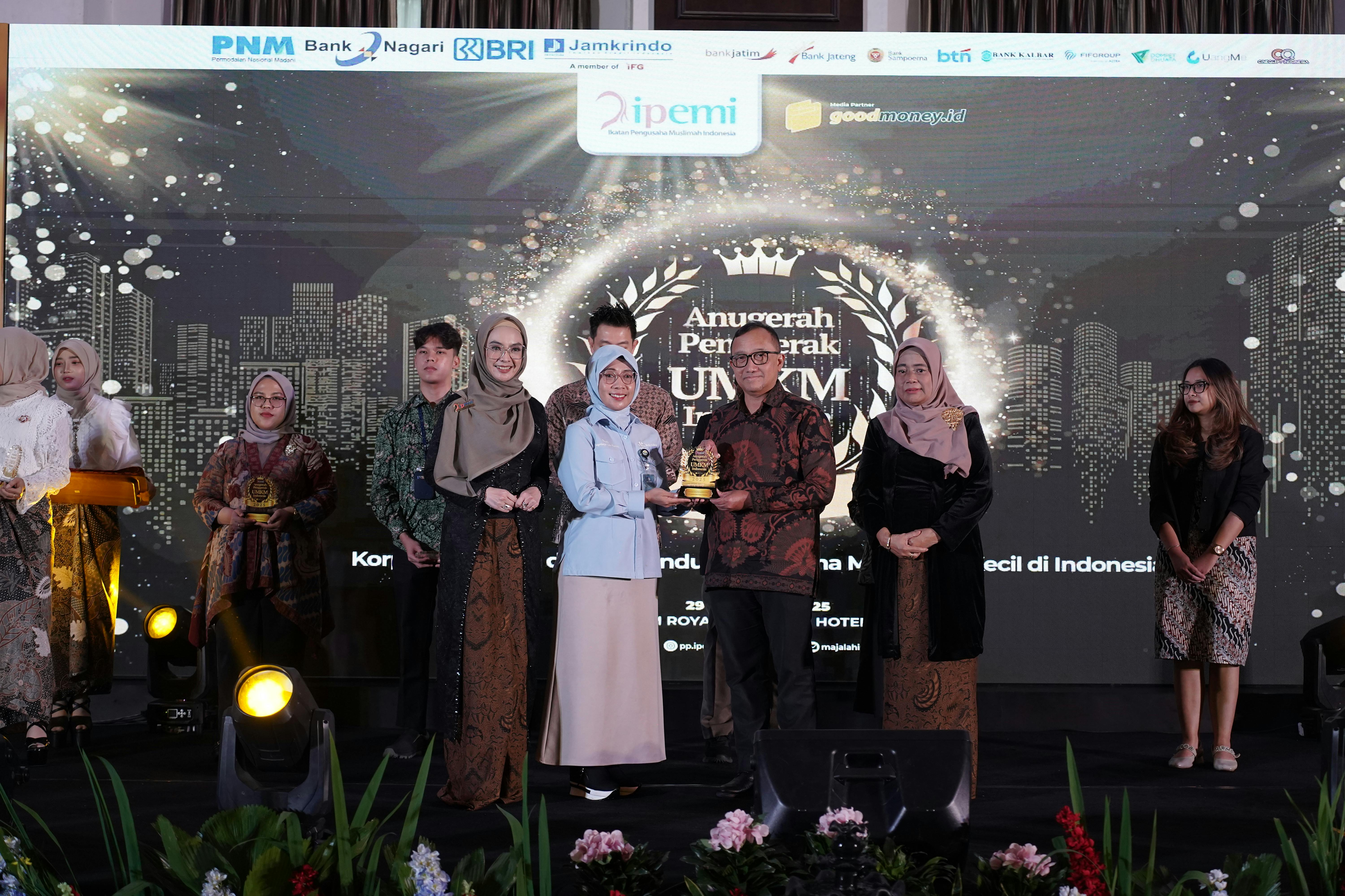 Indodana Finance menerima penghargaan The Most Empowering Company for Entrepreneurship Skills Development and Responsible Operational Activities' dalam acara Anugerah Penggerak UMKM 2025 by Goodmoney & IPEMI